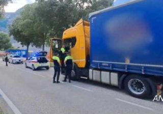 camionista polacco forza posto di blocco
