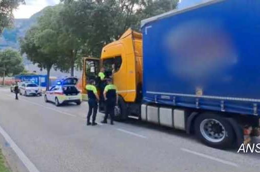 camionista polacco forza posto di blocco