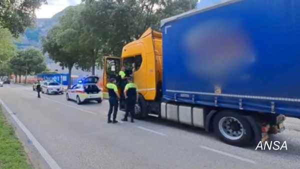 camionista polacco forza posto di blocco