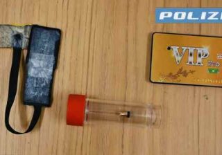 All'esame di guida con auricolare e telecamera: denunciato