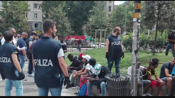 migranti polizia