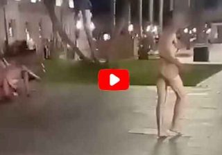 Viareggio, corre nudo in centro