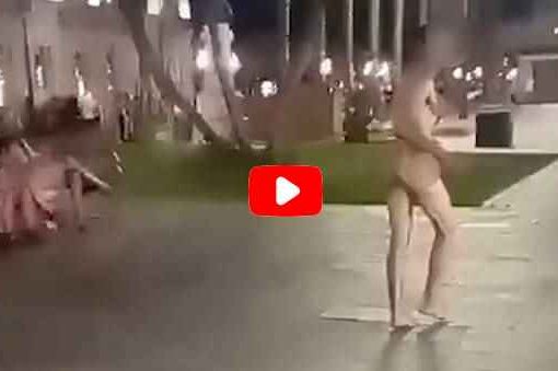 Viareggio, corre nudo in centro