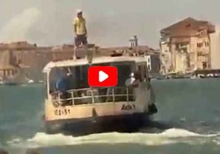 In piedi sopra un vaporetto, bravata nel centro di Venezia